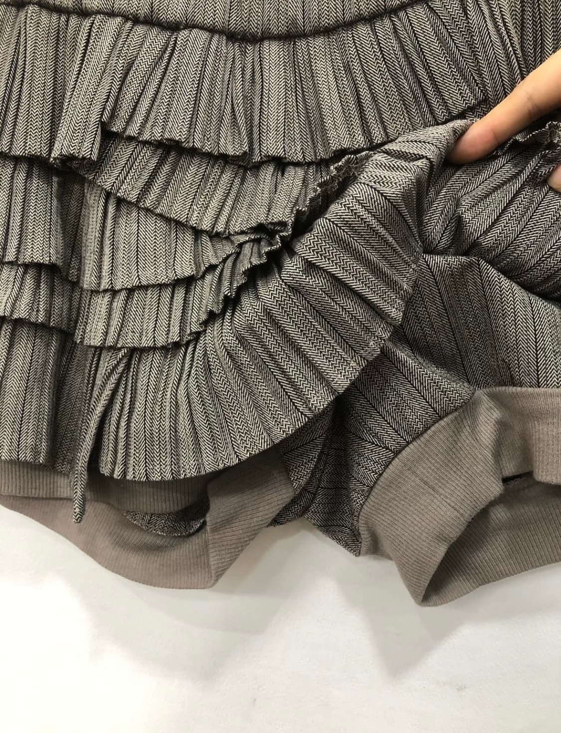 오즈세컨 애쉬브라운 러플 레이어 스커트 상품이미지2