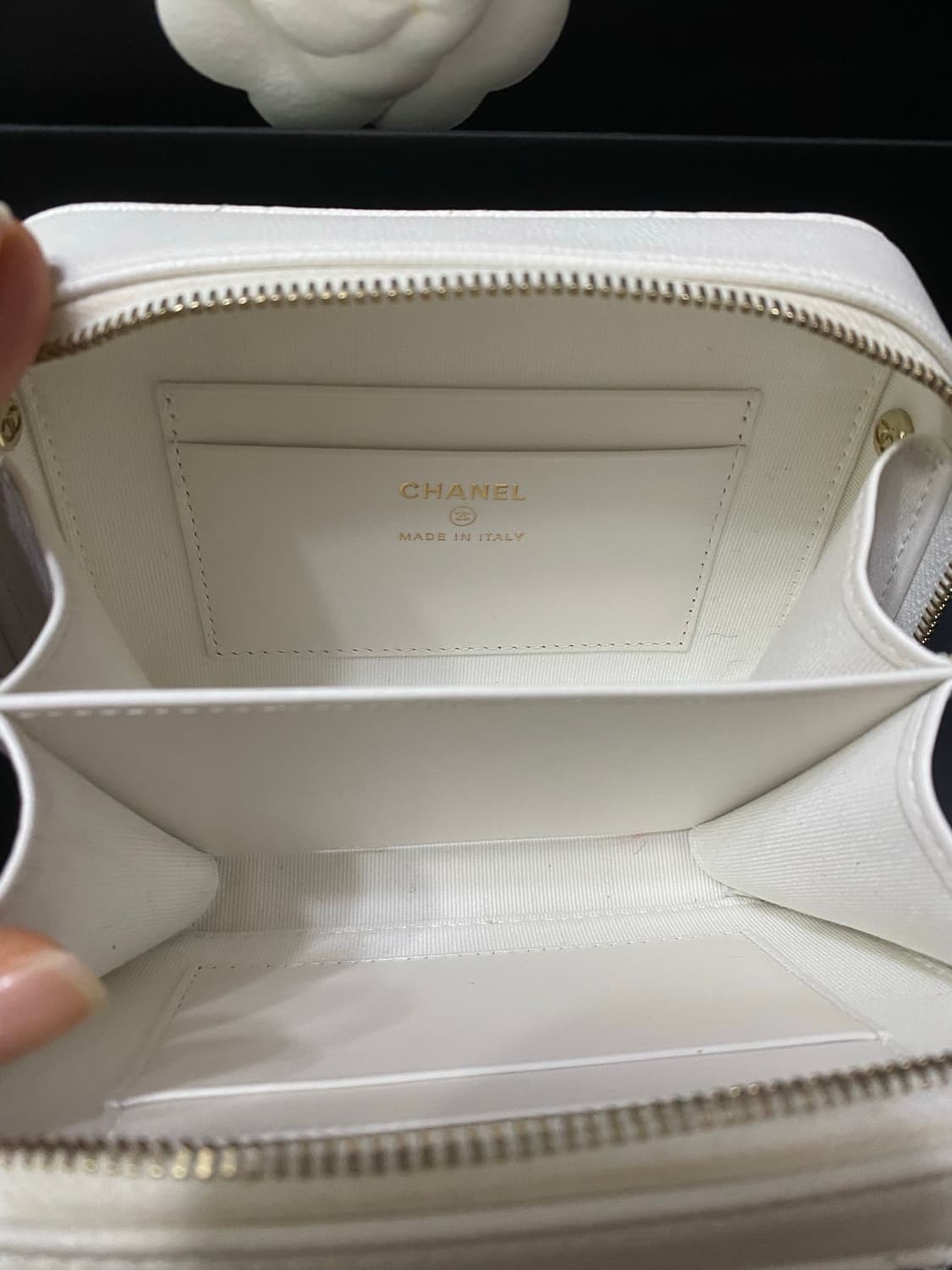 샤넬 클래식 캐비어 카메라백 화이트골드 상품이미지3