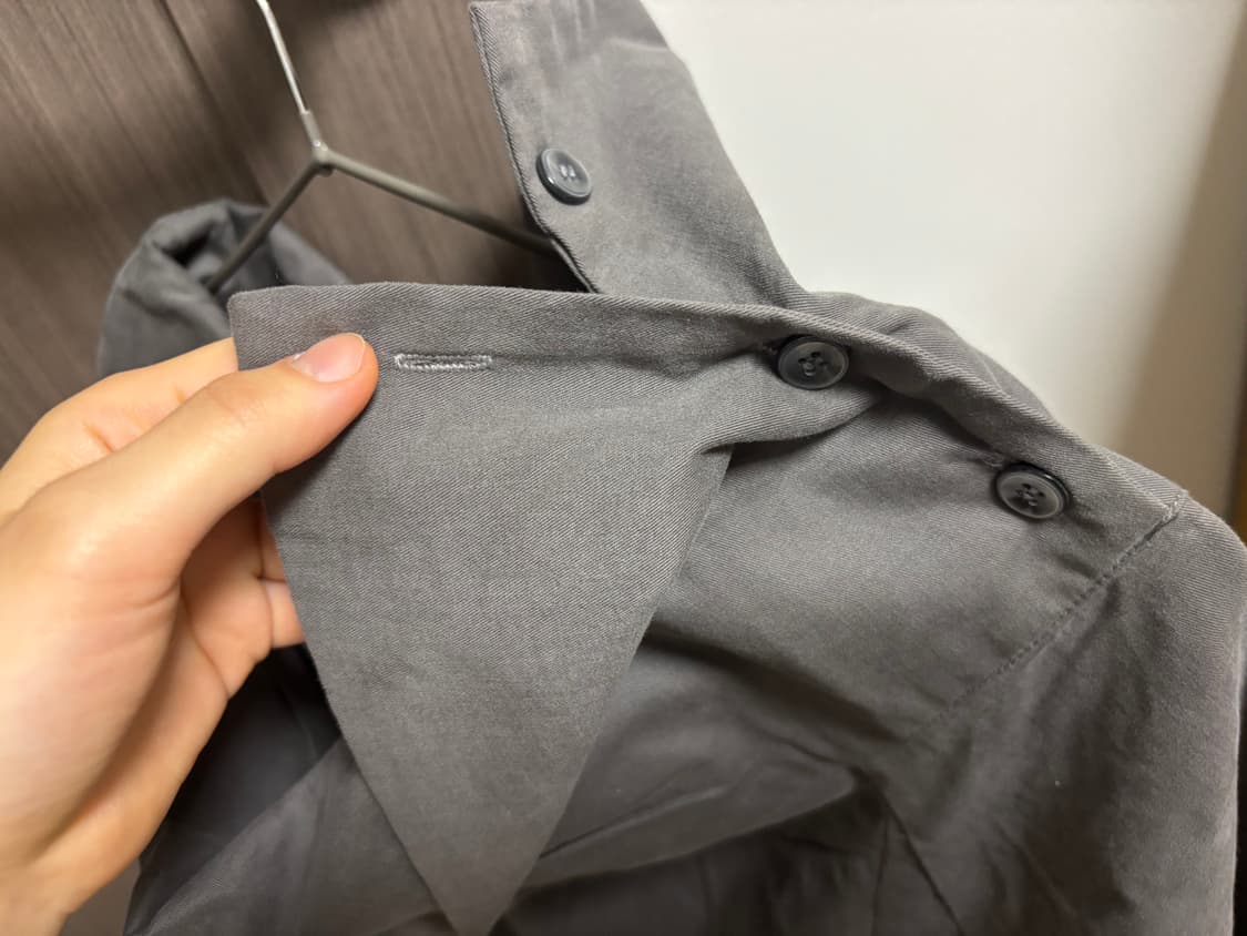 시눈 Off-Shoulder Buttoned Blouse  상품이미지3