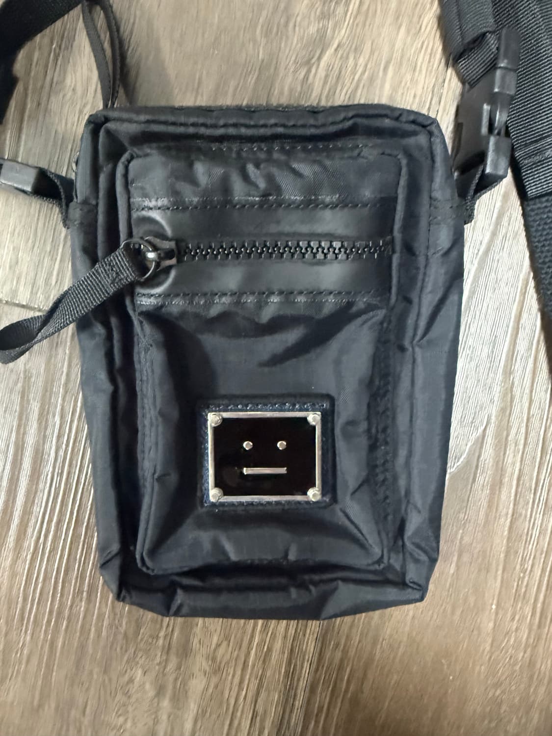 아크네 스튜디오 메탈 이모지 미니백 상품이미지5