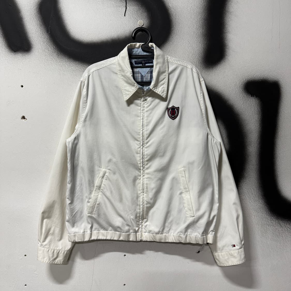 타미힐피거 자수 패치 디테일 화이트 스윙탑 자켓 상품이미지1