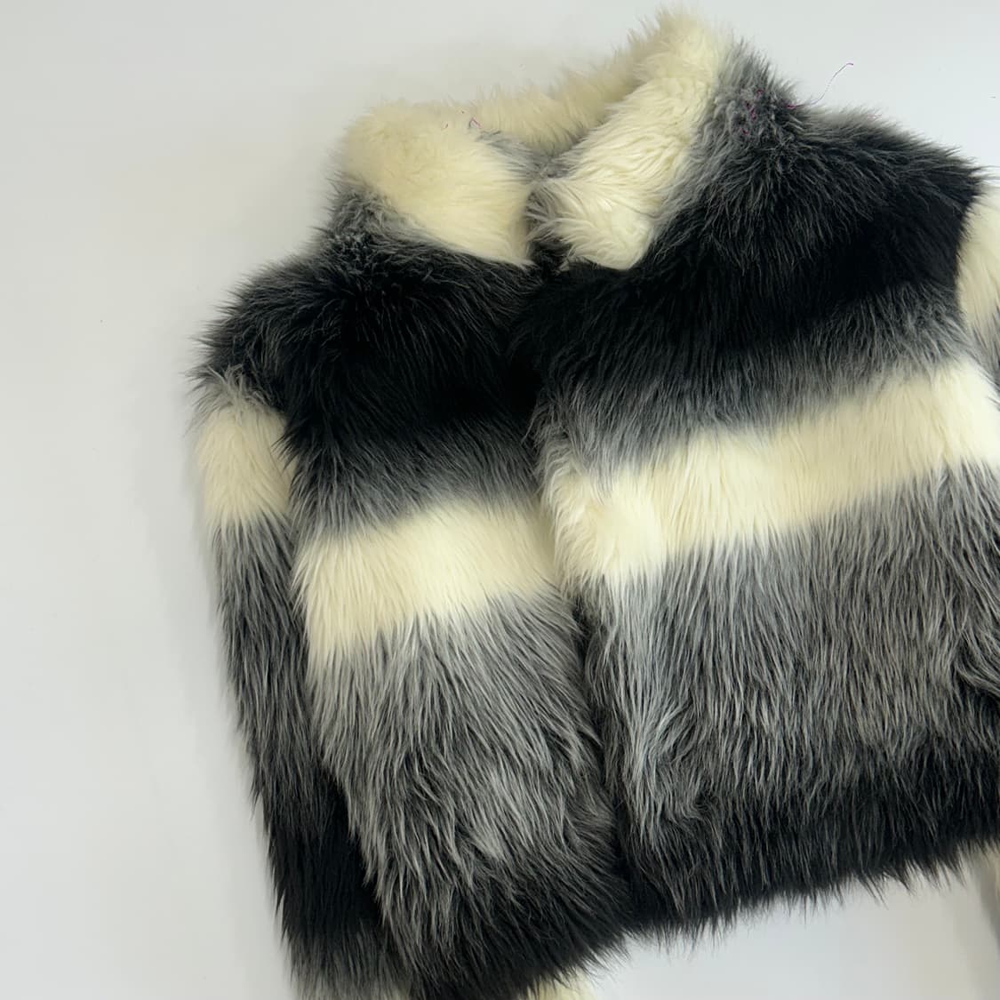 Vintage 블랙 아이보리 배색 크롭 인조퍼 자켓 상품이미지4