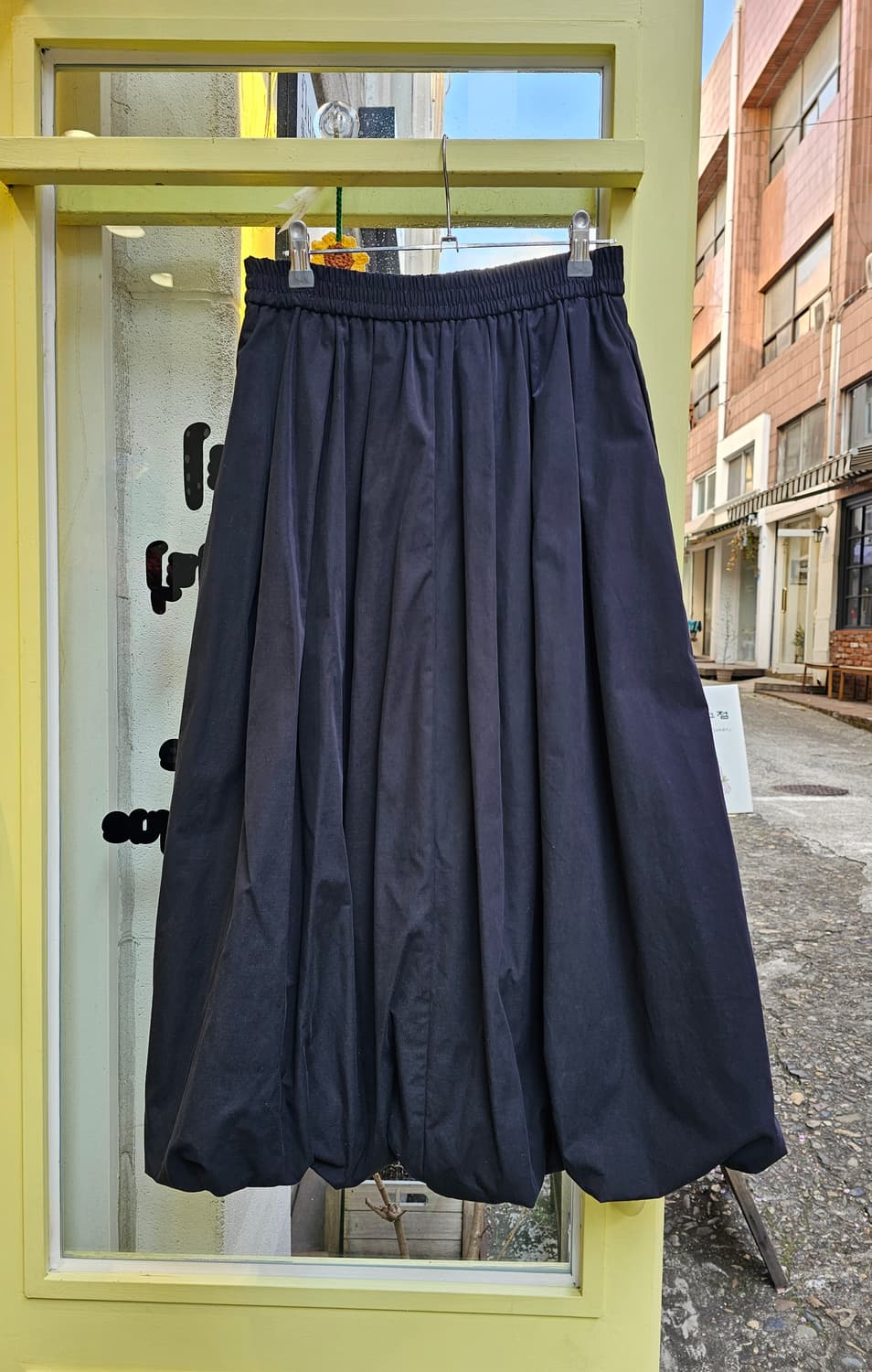 블랙 퍼프 롱스커트 상품이미지1