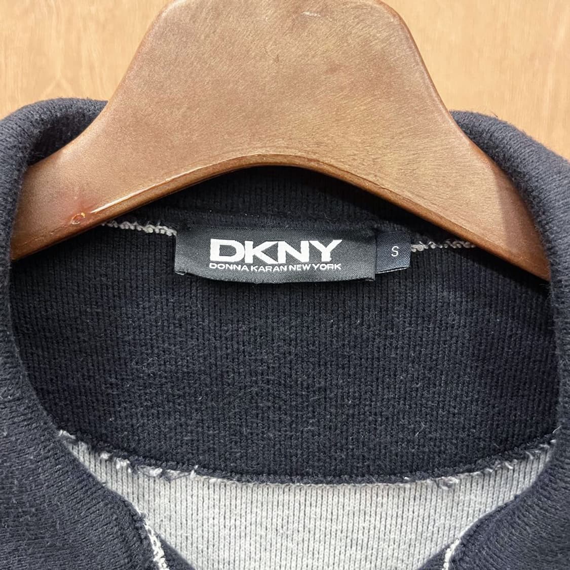 도나카란 뉴욕 코튼 니트 가디건 화이트 배색 스티치 포켓 디테일 블랙 상품이미지6