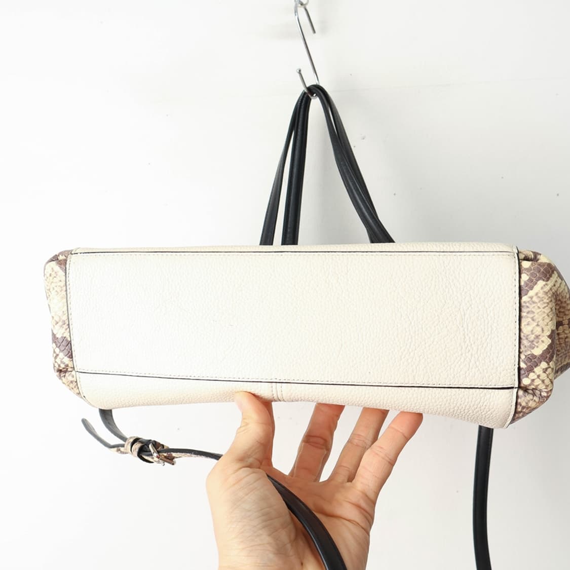 코치 가죽 숄더 크로스백 상품이미지4