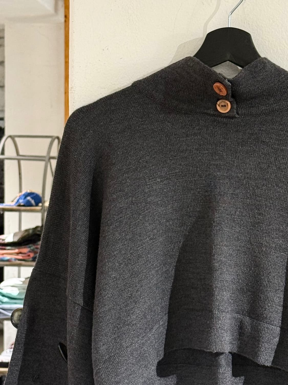 비아 베르디 11 차콜 울 혼방 버튼 와이드 슬리브 크롭 니트 상품이미지2