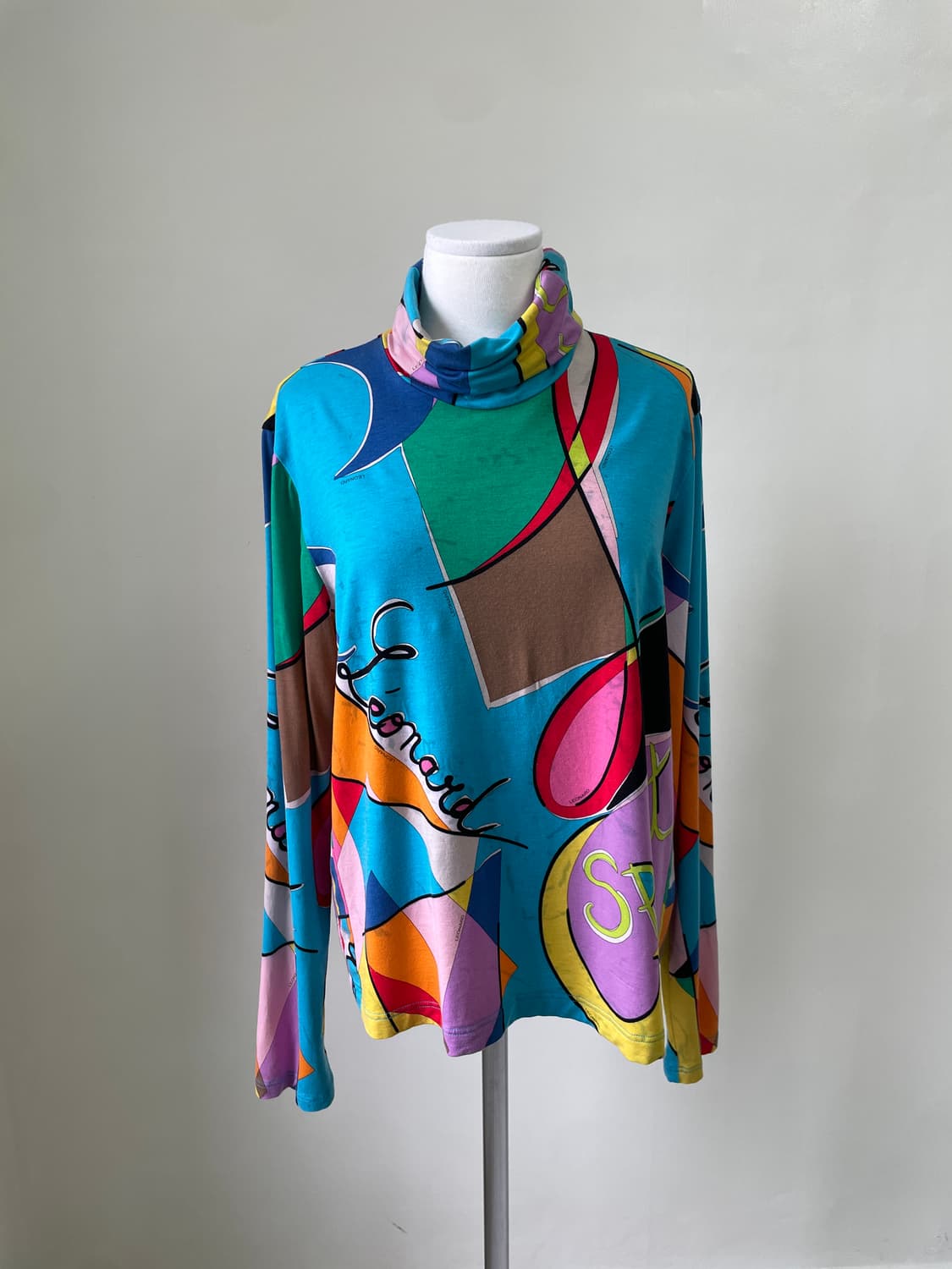 레오나르드 아트 그래픽 터틀넥 탑 J04347 상품이미지1