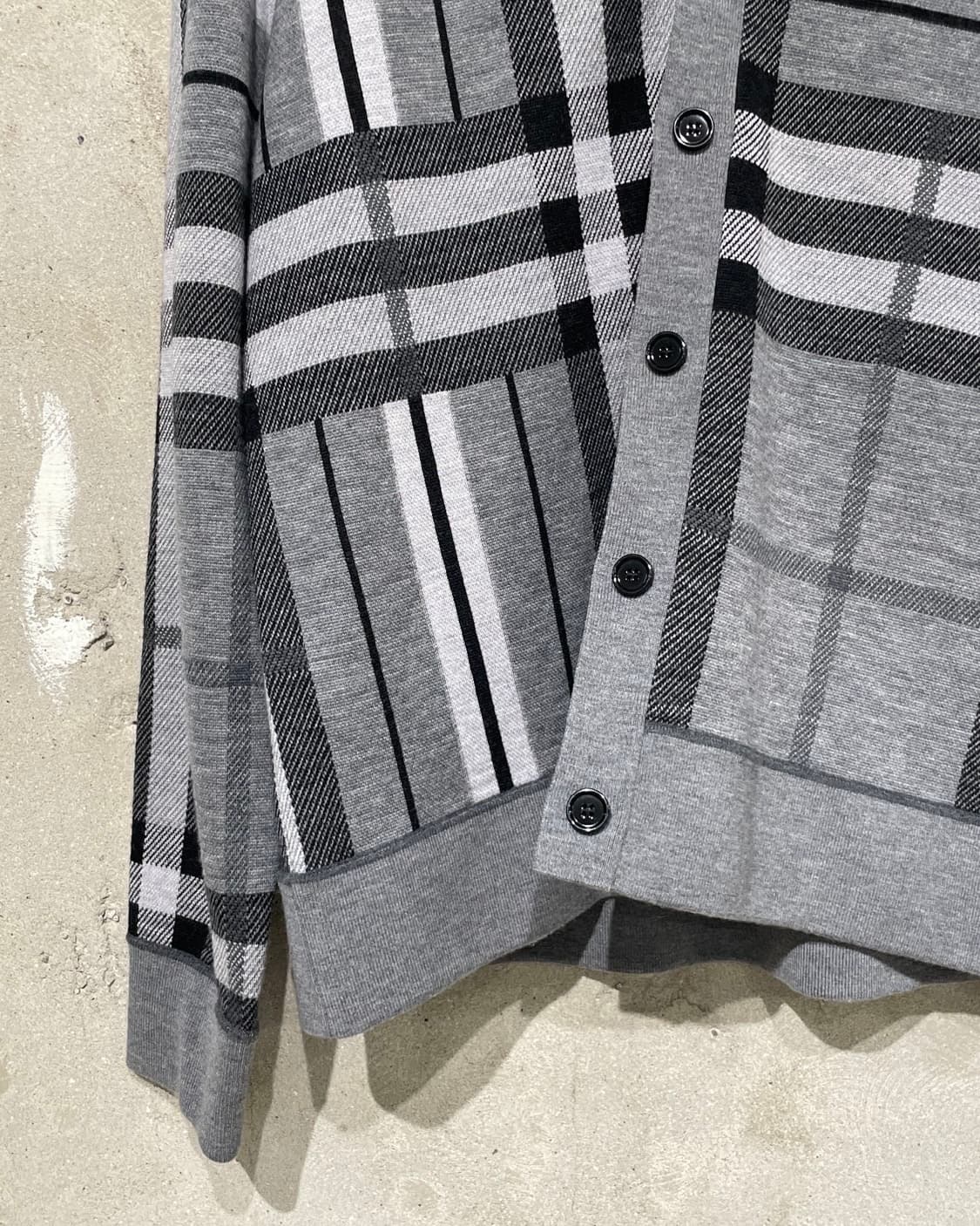 버버리 그레이 스트라이프 체크 울 가디건 상품이미지4