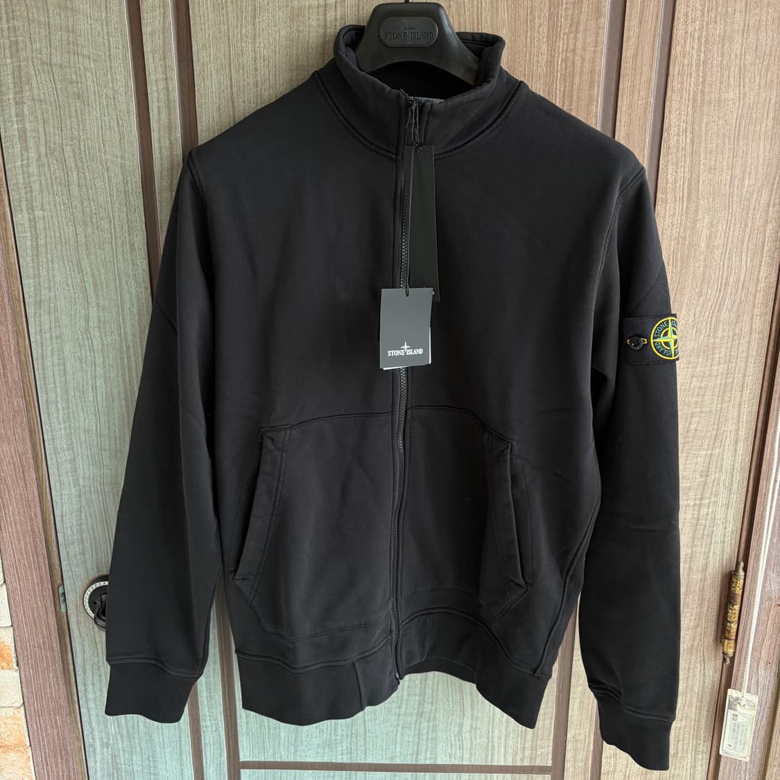 새상품(L)스톤아일랜드 와펜 코튼 풀집업 블랙 상품이미지1