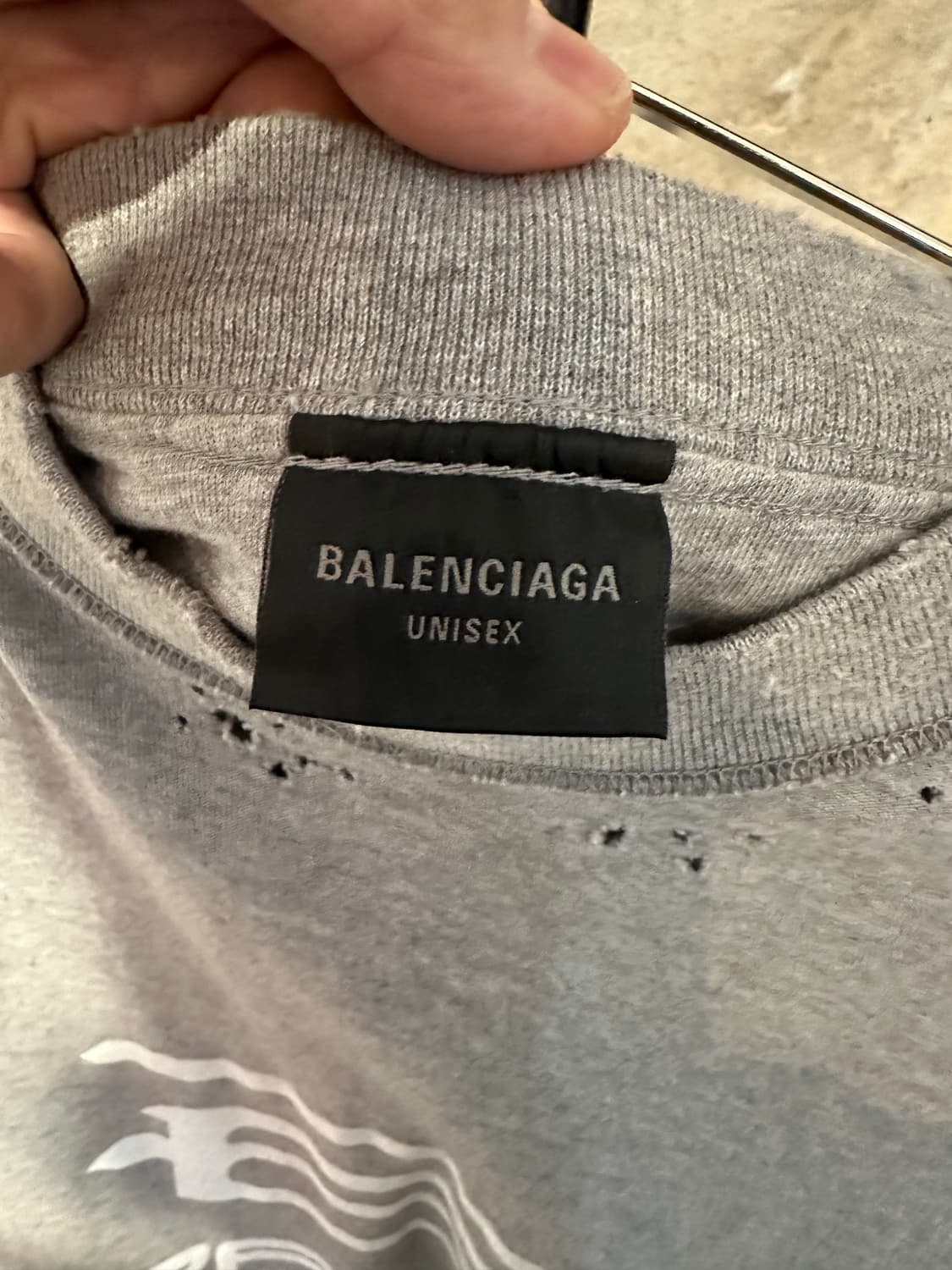 발렌시아가 AI 제너레이티드 미디움핏 반팔 상품이미지4