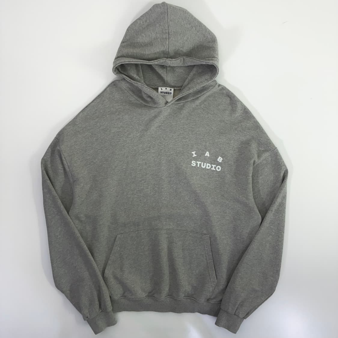IAB studio  아이앱스튜디오 스펠 로고 코튼 그레이 후드티 상품이미지2