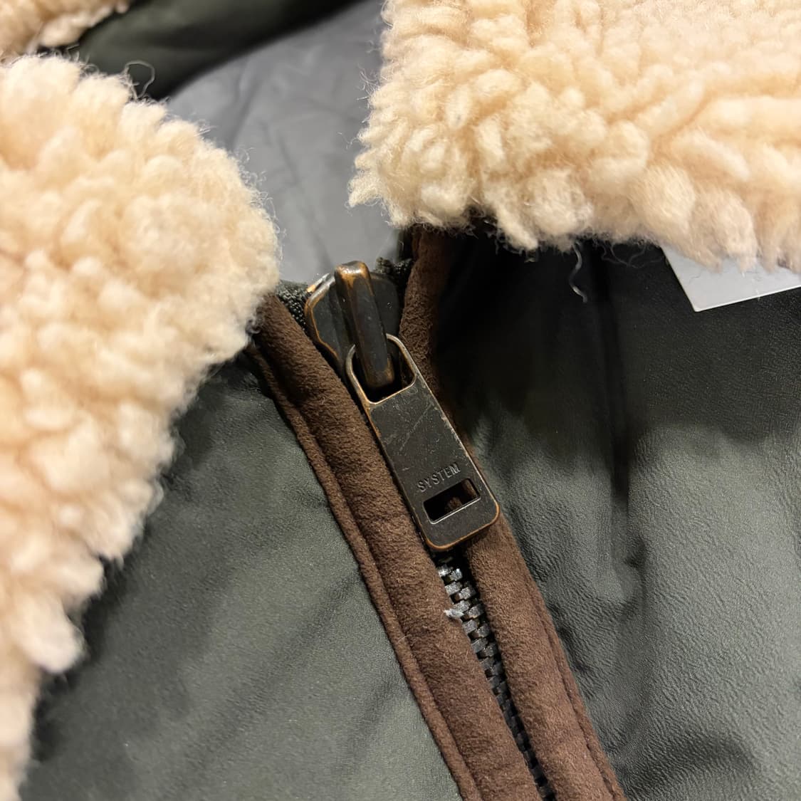 [100] 시스템 구스다운 카키색 숏패딩 점퍼 무스탕 카라 B412 상품이미지4