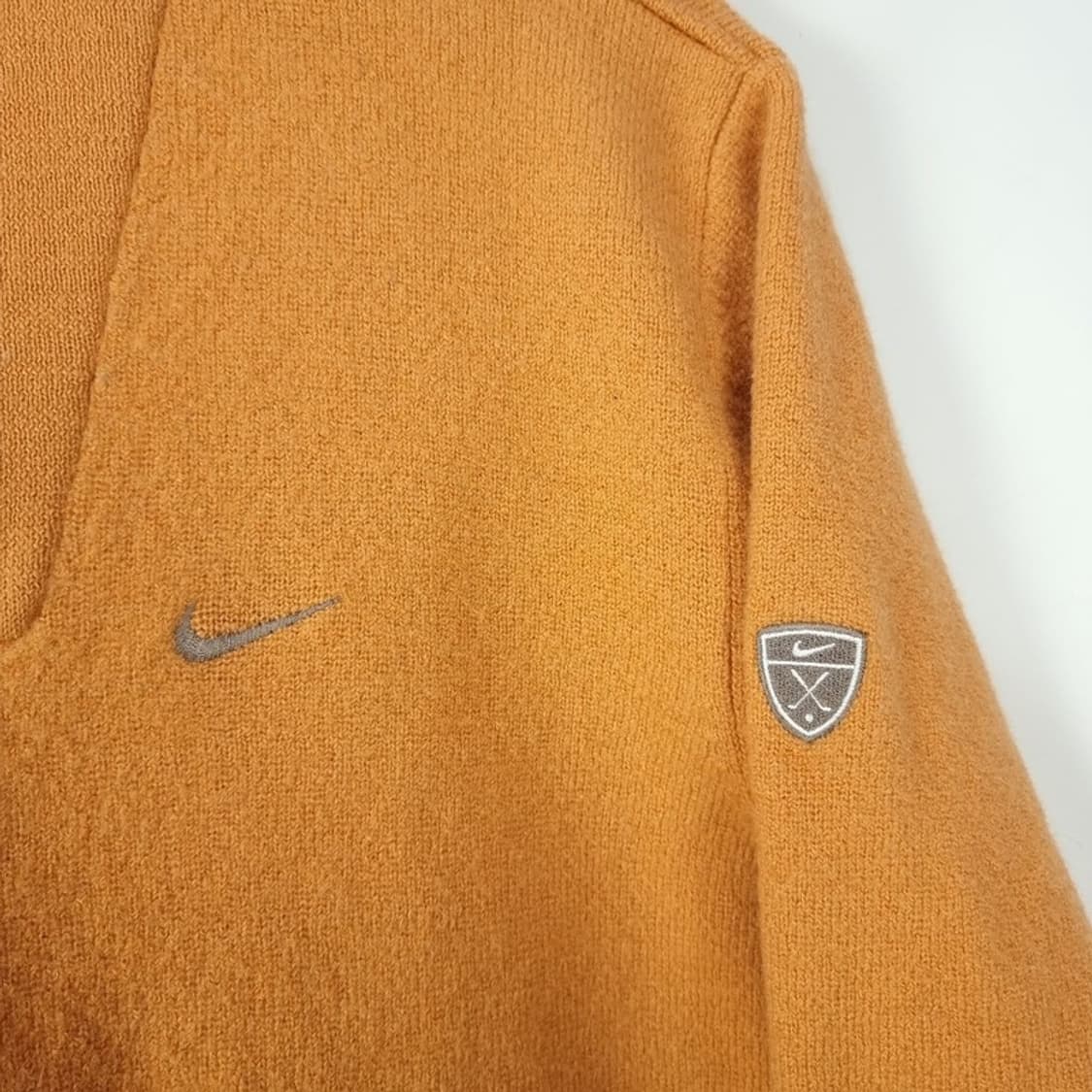 [나이키] 스우시 자수 하프집업 반집업 골프 니트 머스타드 M18779 상품이미지6