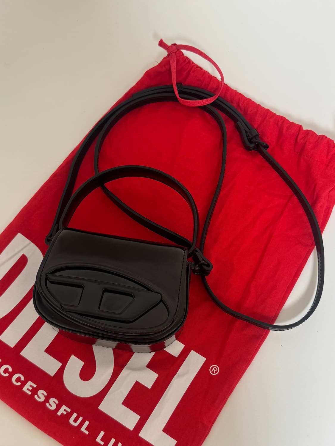 (당일발송) 디젤 1DR XS S 로고 탑핸들 미니 크로스백 블랙 상품이미지1