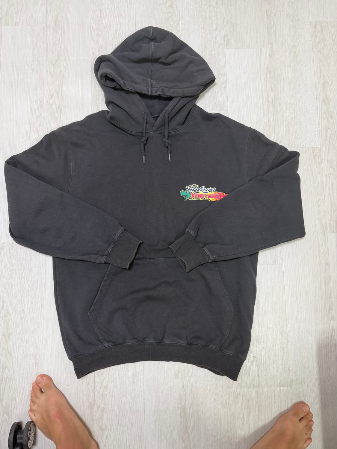 예스아이씨 레이싱 그래픽 빅로고 박시핏 후드티 티셔츠 그레이 상품이미지2
