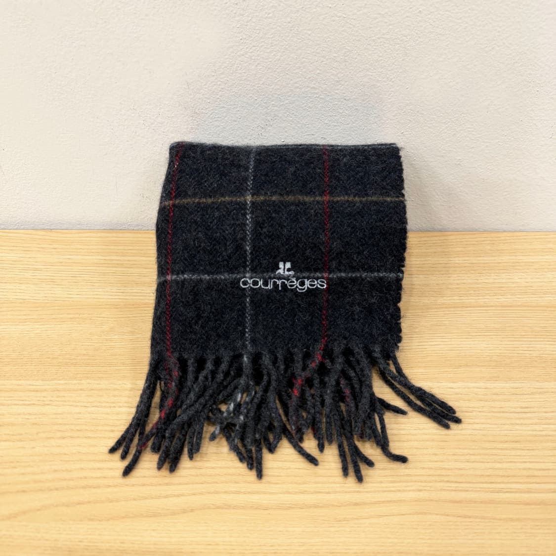 꾸레쥬 울 머플러 체크 라인 로고 자수 디테일 차콜 상품이미지1