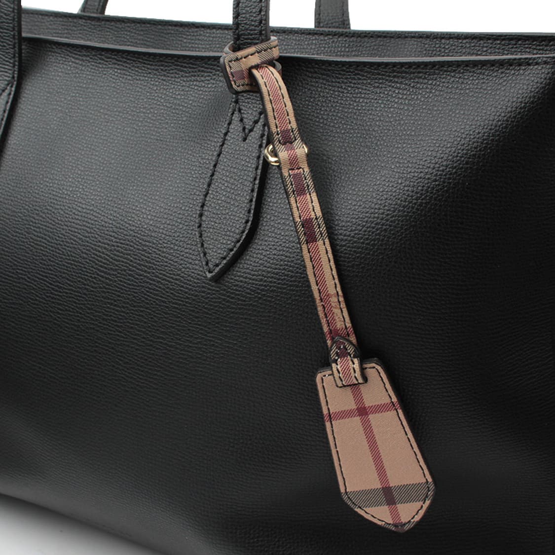 버버리 블랙 레더 체크 백참 쇼퍼백 상품이미지6