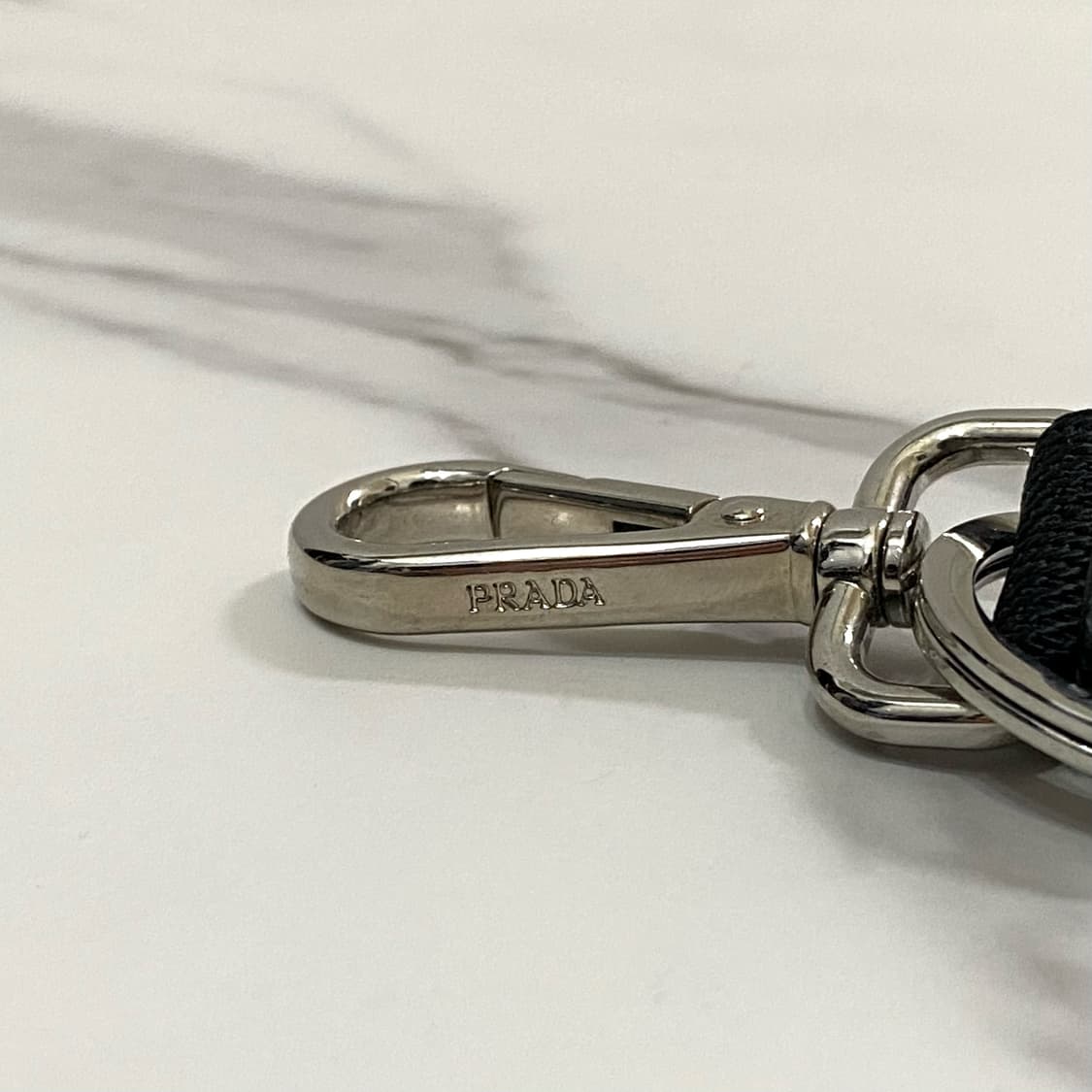 새상품급 프라다 우븐 트라이앵글 로고 키체인 남성 키링 블랙 2PT011 상품이미지4