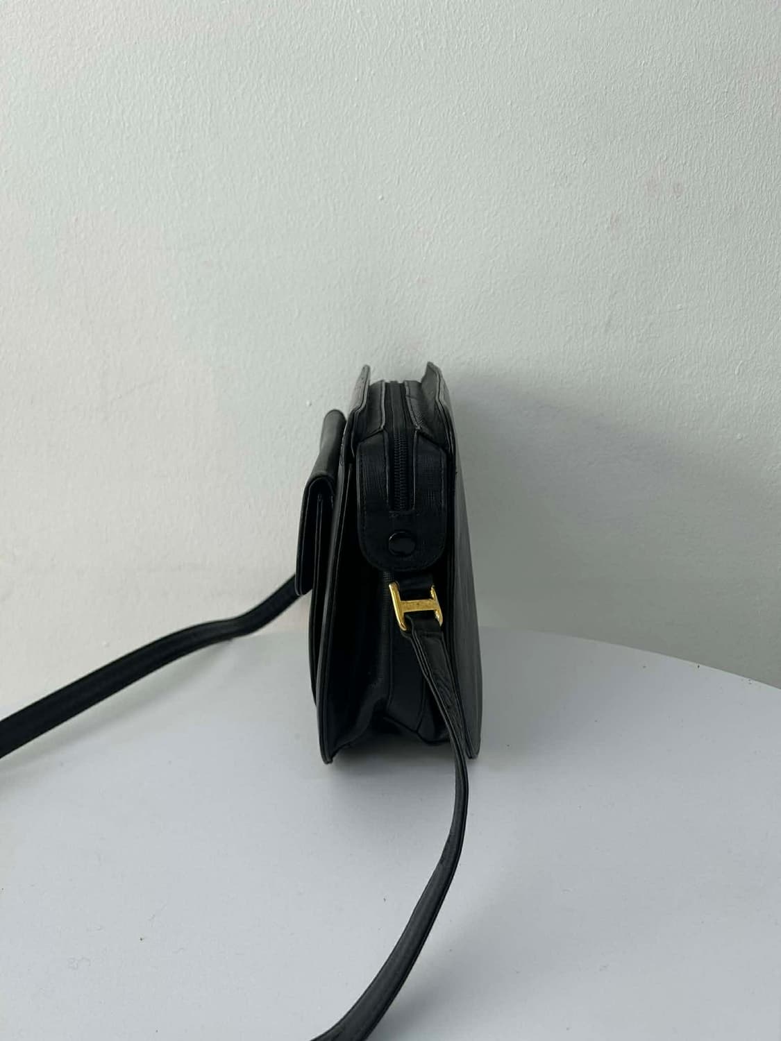 지방시 빈티지 금장 오벌 락 가죽 숄더 크로스백 상품이미지3