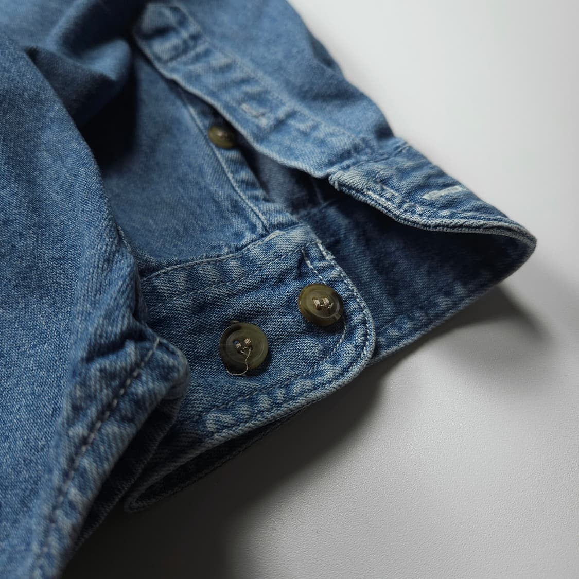 칼하트 박시핏 데님 워크 셔츠 (XL) 상품이미지4