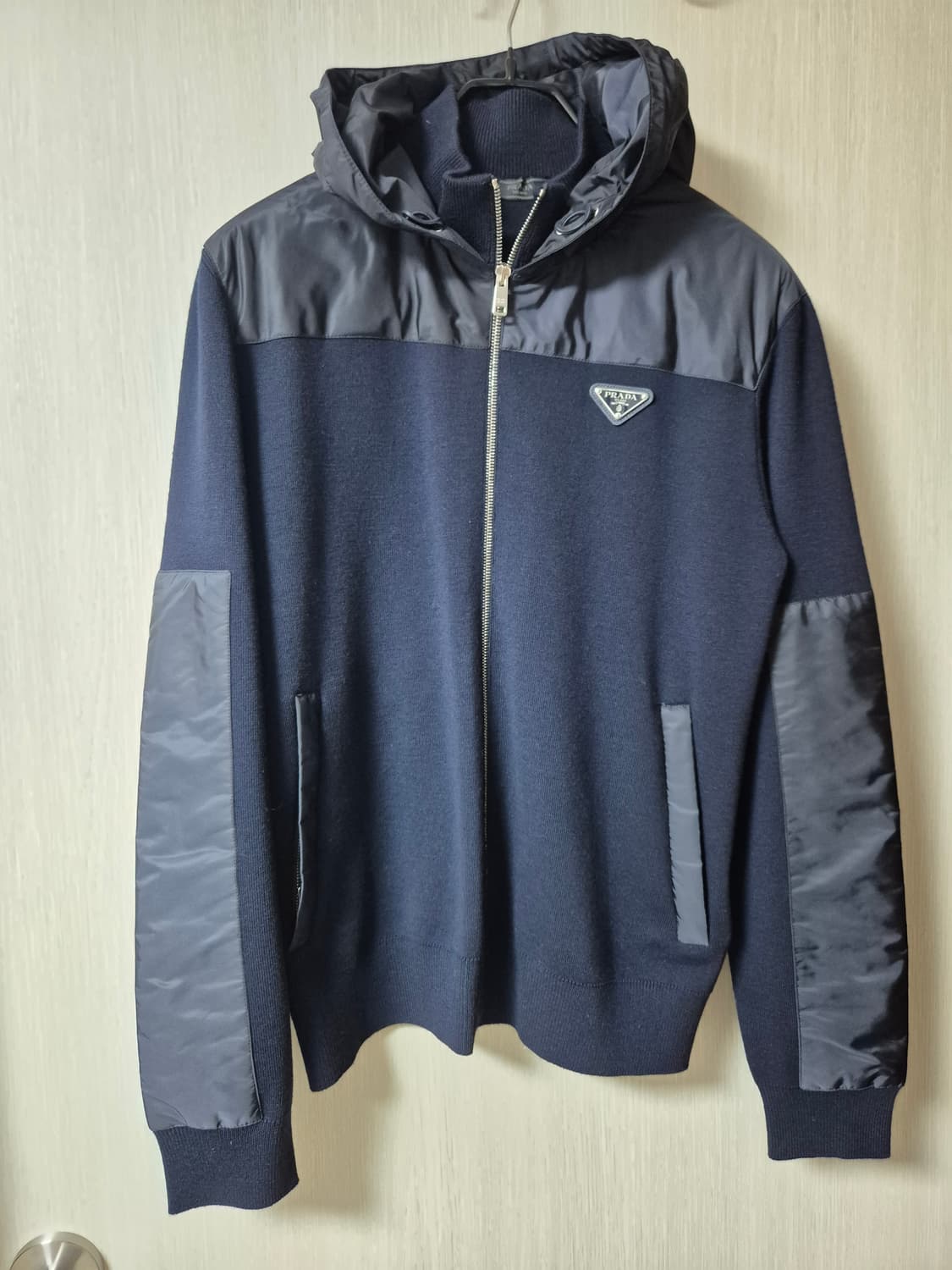 (22년) 프라다 나일론 풀집업 패딩 울집업가디건 95 (정품) 상품이미지1