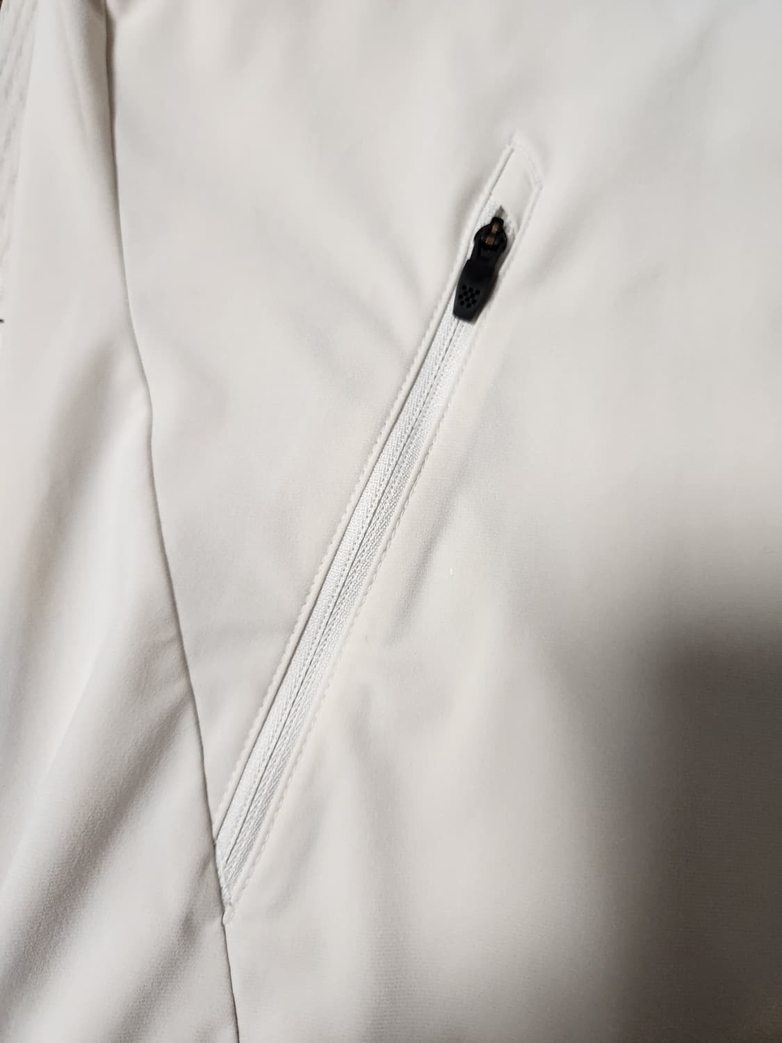 다이나핏 기능성 트레이닝 집업 저지 트랙탑 사이즈100L

여러 중고사이 상품이미지6