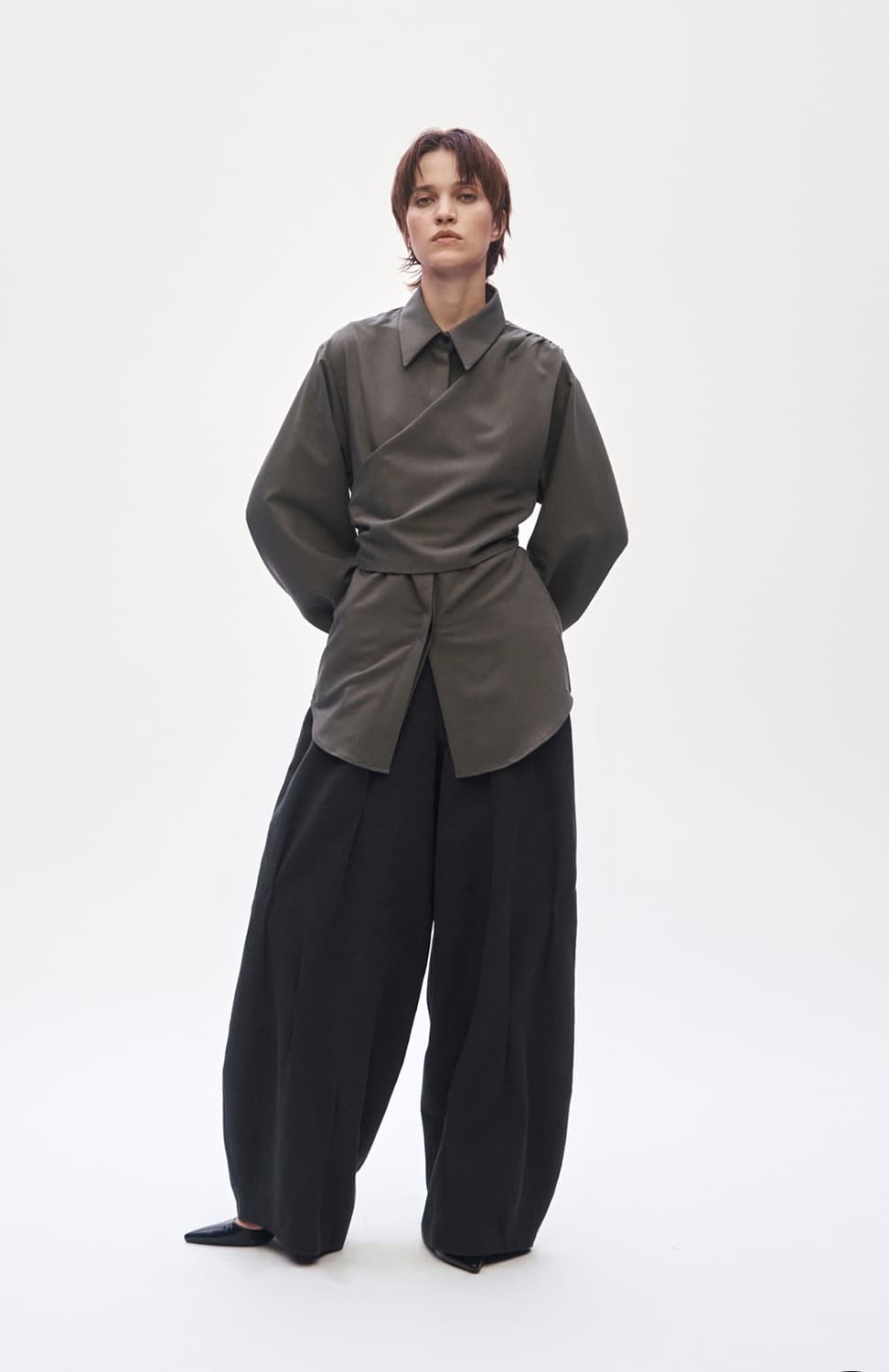 새상품) 트리밍버드 랩 셔링 블라우스 애쉬 브라운 상품이미지8