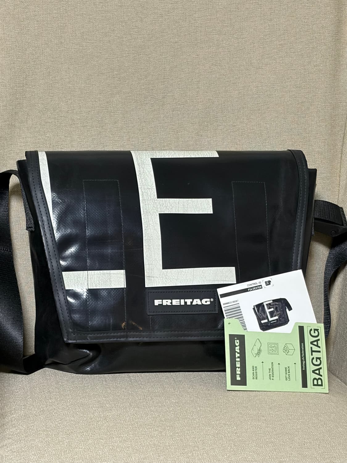 프라이탁 덱스터 블랙,화이트 판매합니다(민트택 보유) 상품이미지1