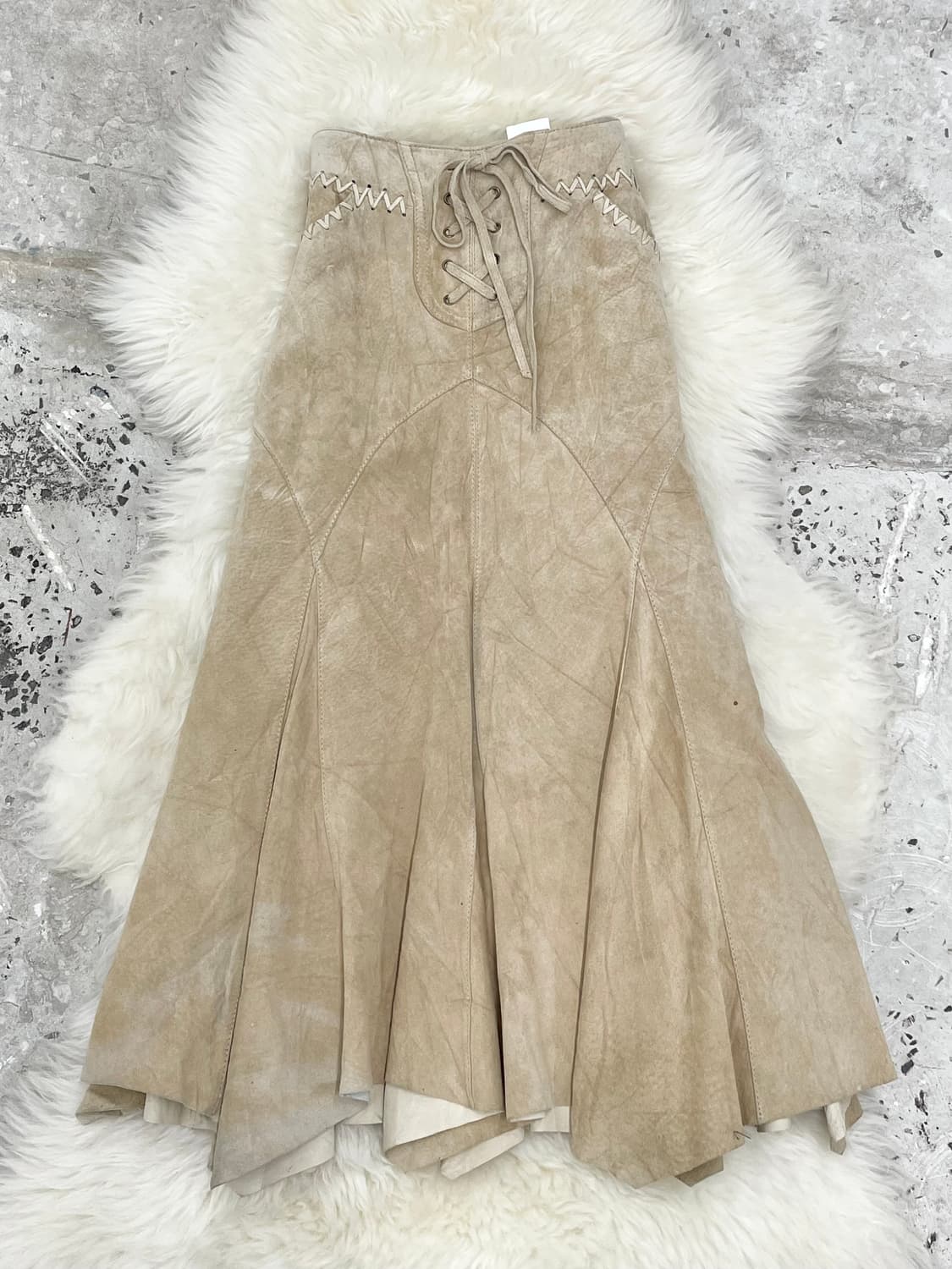 데자뷰 돈피 100% 스티치 디테일 스커트 상품이미지1