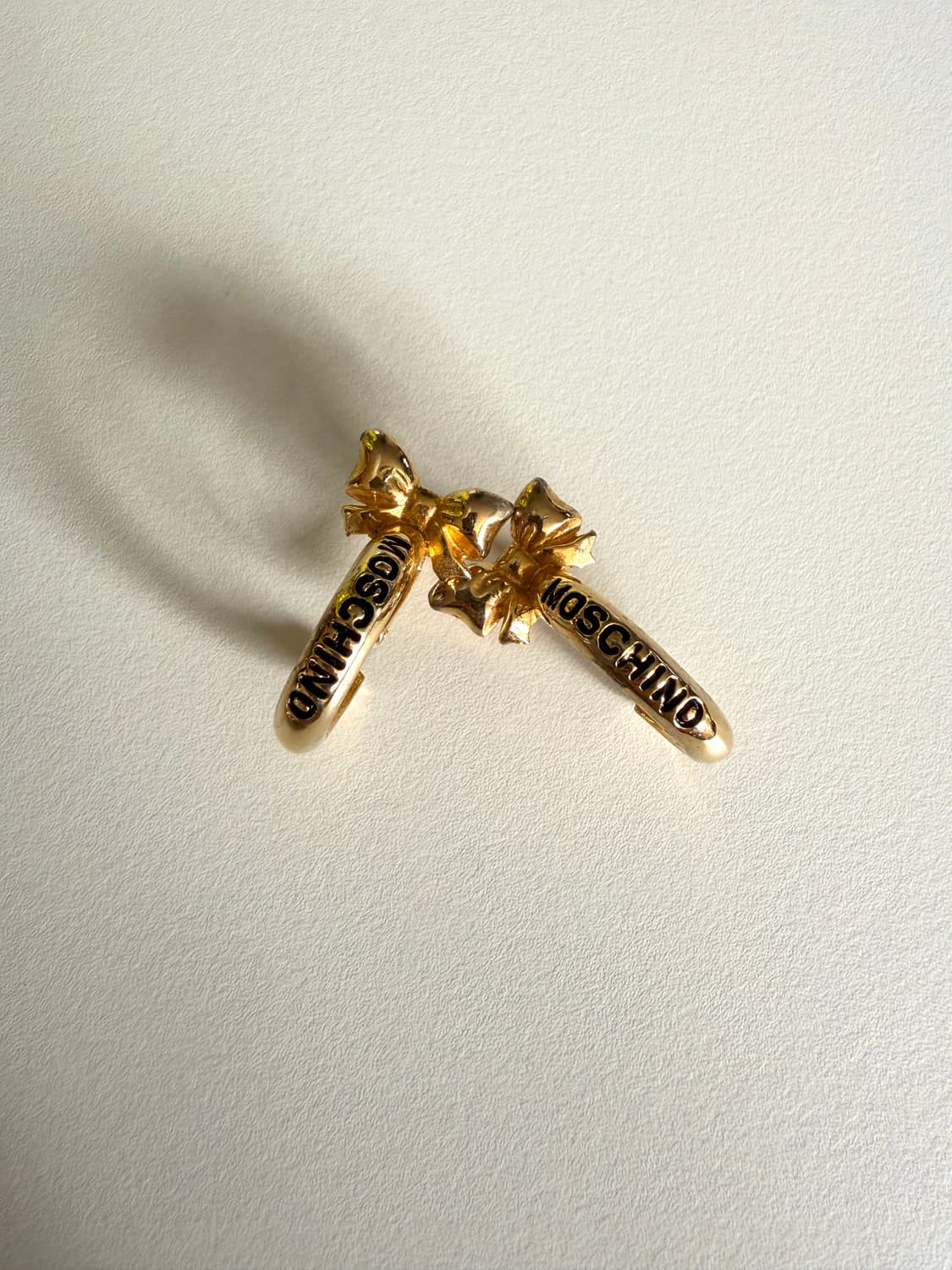 moschino 리본 로고 링 귀걸이 (스크류 귀찌) 상품이미지1