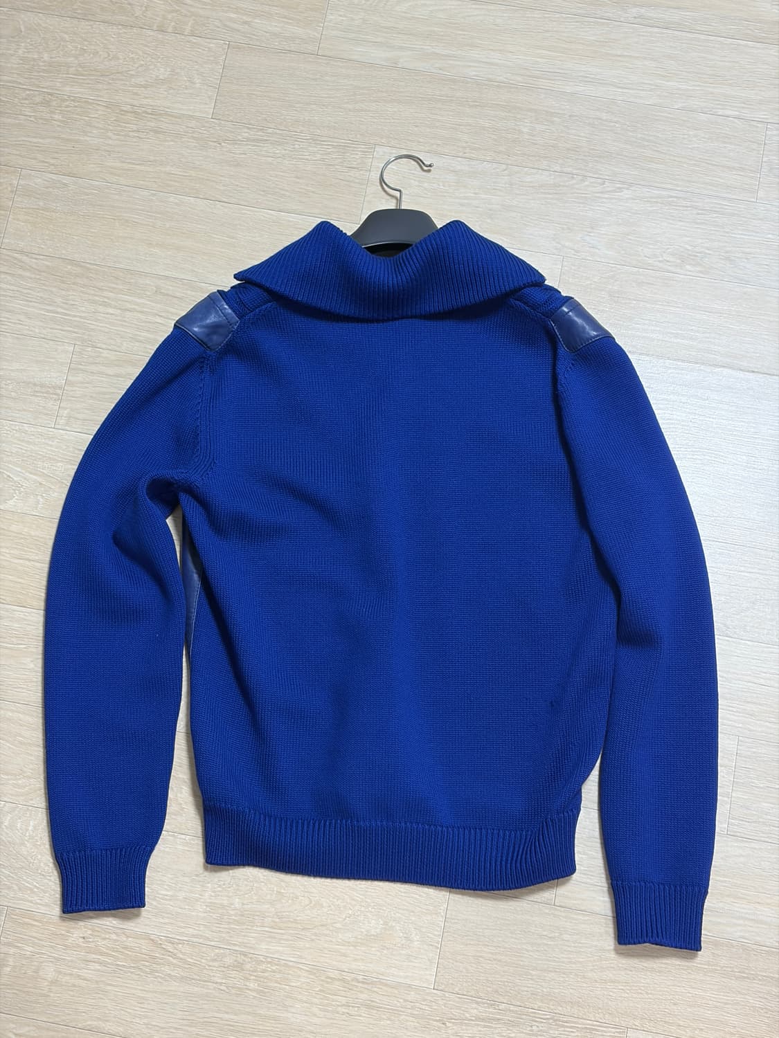 (모델 장진우 착용) 프라다 램스킨 하프집업 니트 상품이미지3