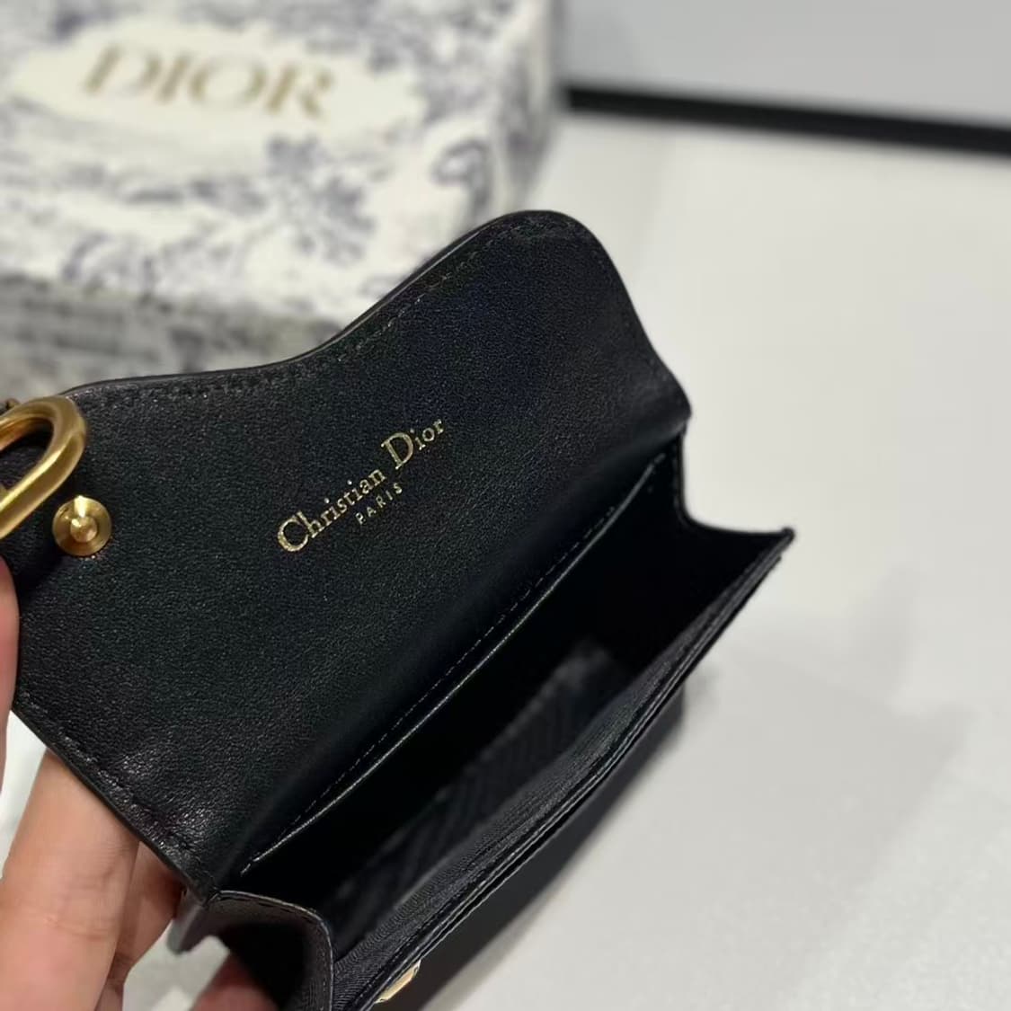 디올 새들 플랩 카드 홀더 그레인드 카프스킨 블랙 상품이미지4