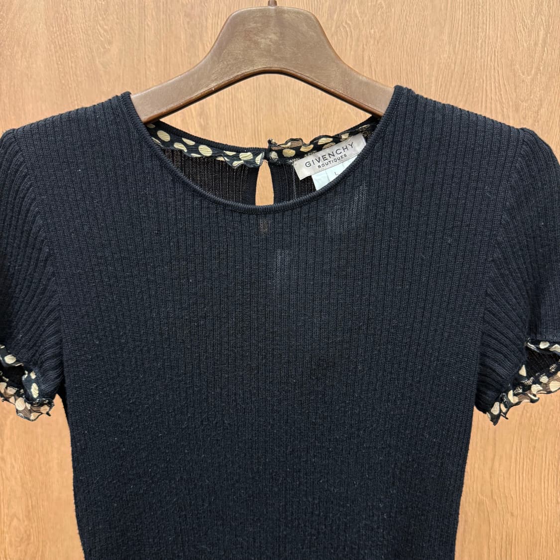 지방시 부티크 리브 니트 반팔 티셔츠 도트 쉬폰 프릴 디테일 블랙 상품이미지4