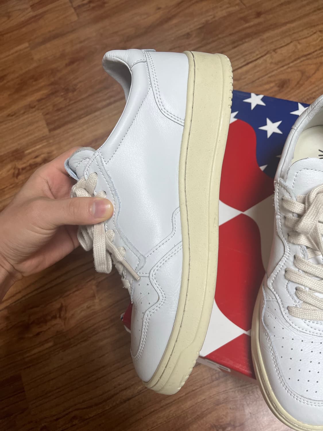 오트리 메달리스트 화이트 스니커즈 상품이미지3