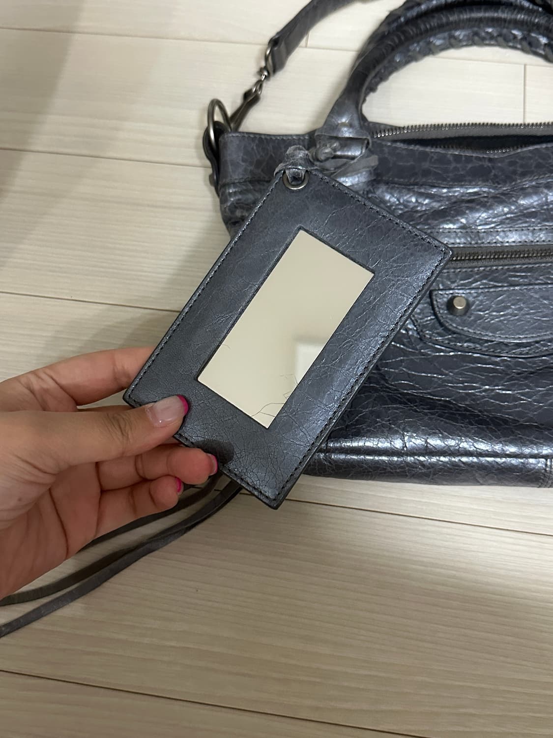 발렌시아가 퍼스트 모터백 스몰 메탈 블루 그레이 상품이미지3