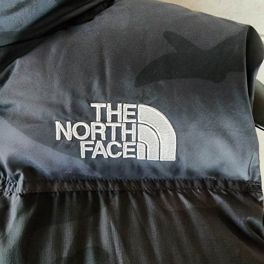 신품급!!일본판 노스페이스 700 눕시조끼 센터로고 카모S(100사이즈) 상품이미지4