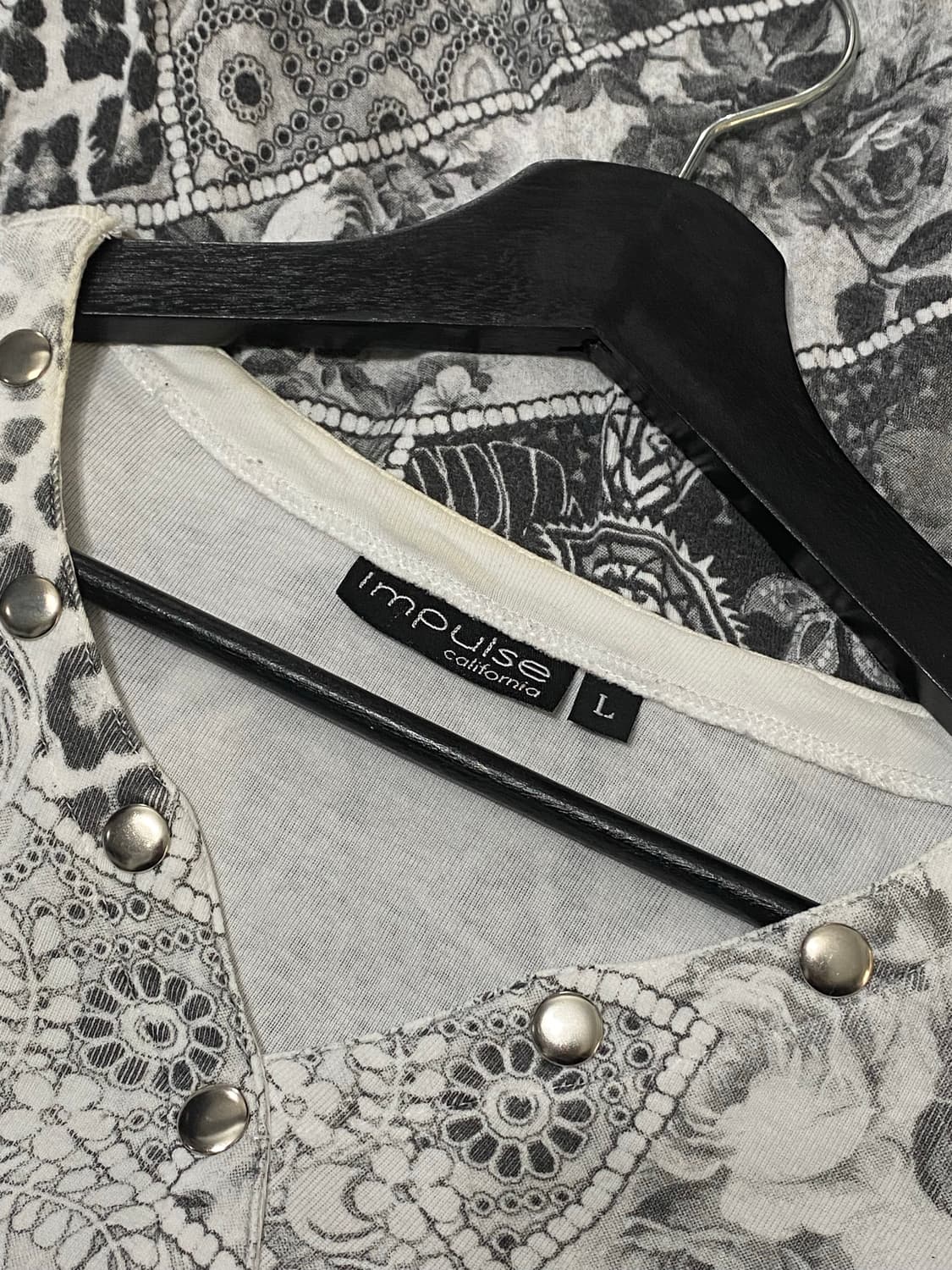 Impulse 오리엔탈 리벳 디테일 브이넥 롱슬리브 상품이미지8