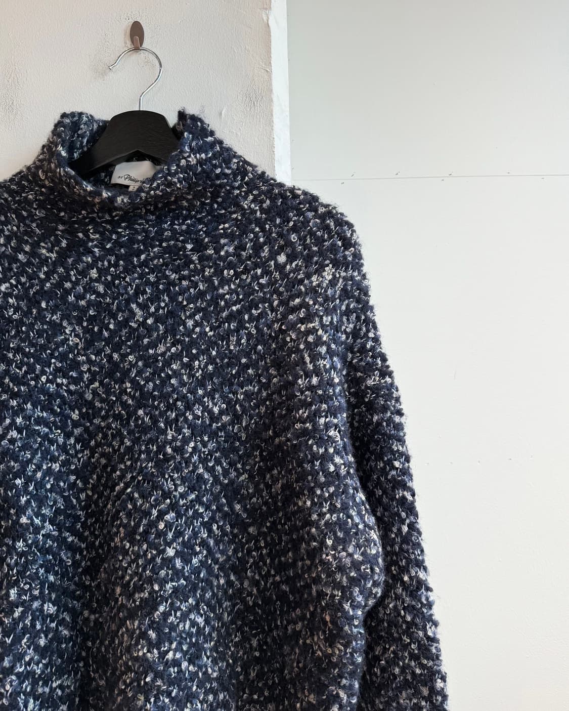 3.1 필립림 네이비 부클레 자카드 모크넥 니트 상품이미지5