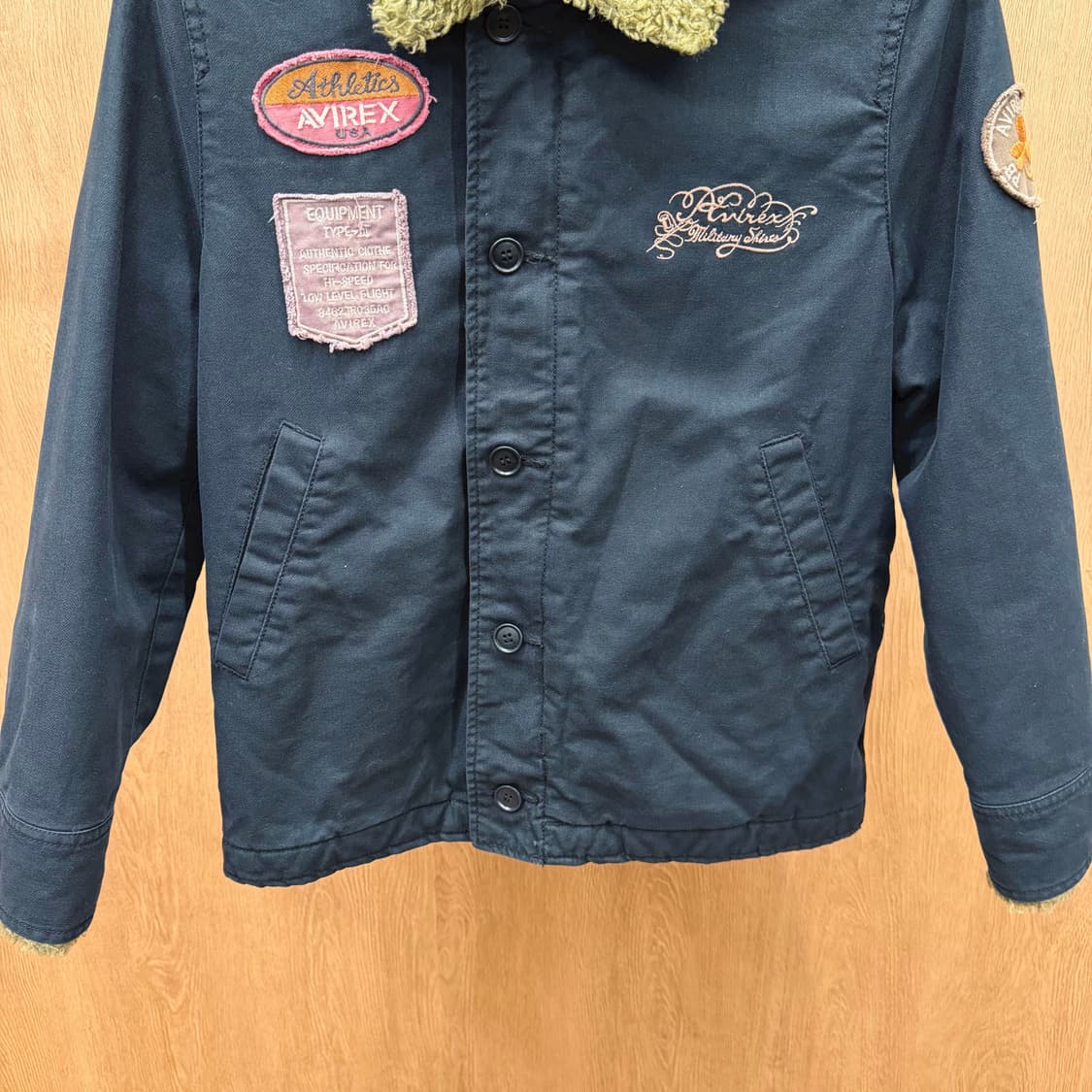 아비렉스 자켓 쉐르파 안감 로고 자수 패치 디테일 레귤러핏 블랙 상품이미지5