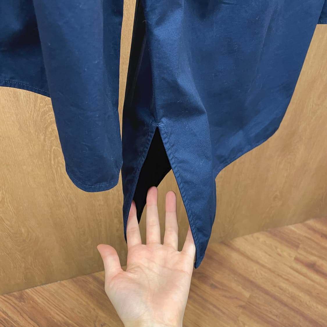토리버치 7부 블라우스 슬릿 넥 자수 미러 디스크 장식 플레어 소매 블루 상품이미지9