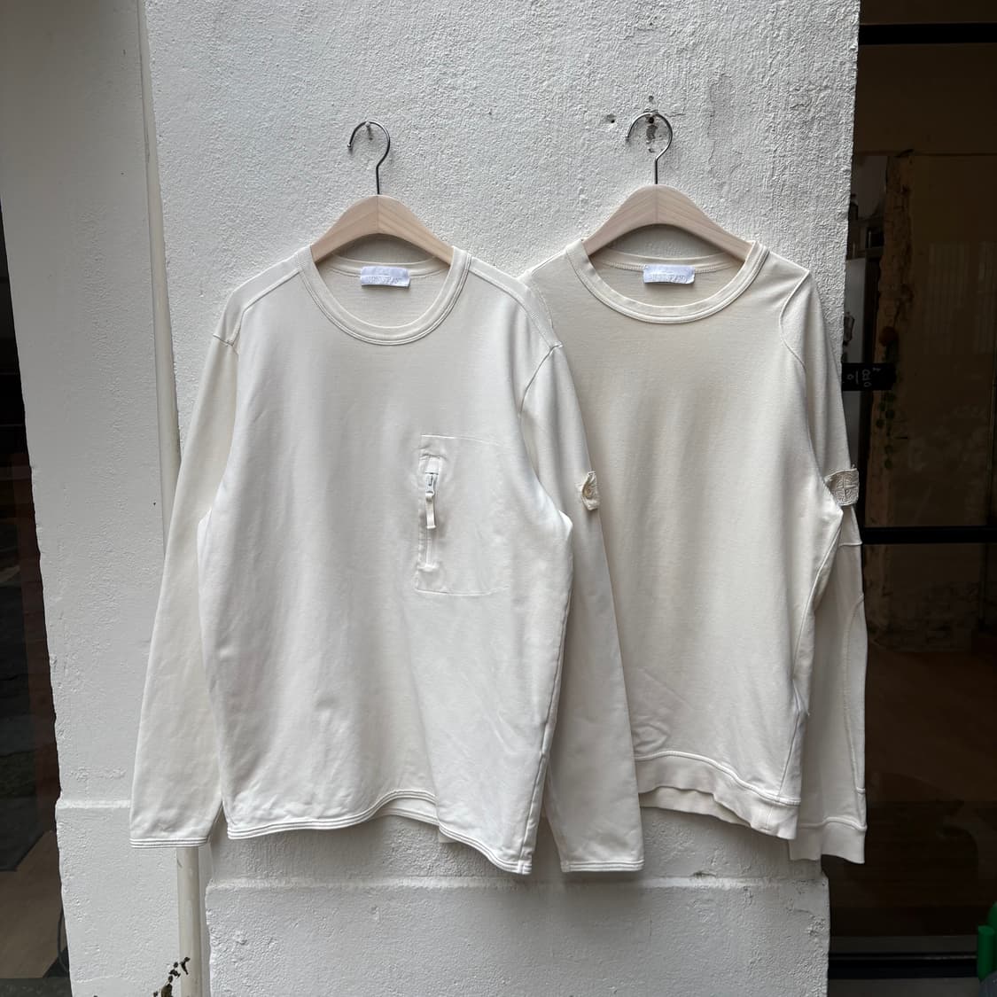 스톤아일랜드 고스트피스 화이트 뱃지 플리티드 스웻셔츠 상품이미지7