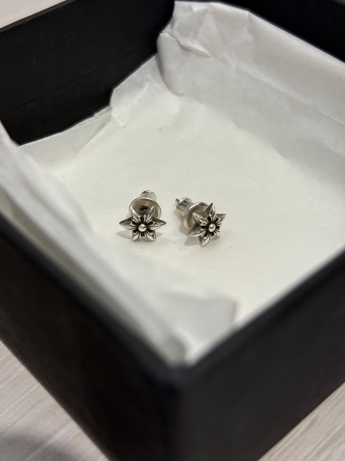 크롬하츠 스타 스터드 이어링 한쌍 상품이미지1