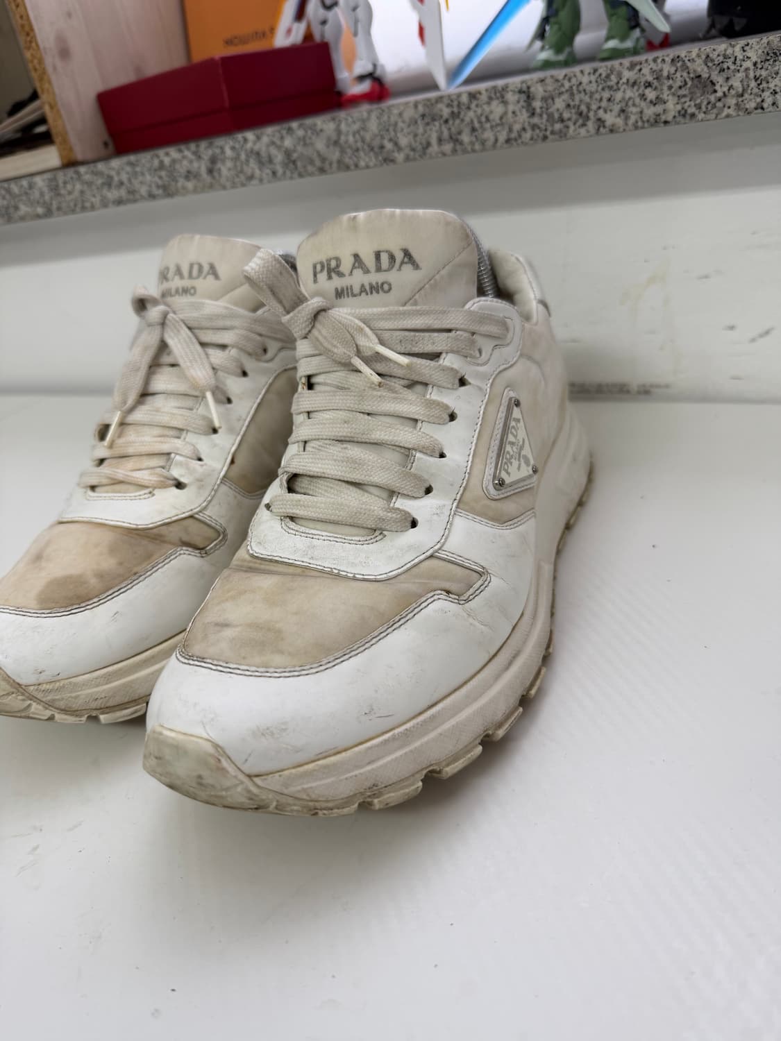정품) 프라다 남성 리나일론 삼각로고 브러시드 레더 스니커즈 8  상품이미지2