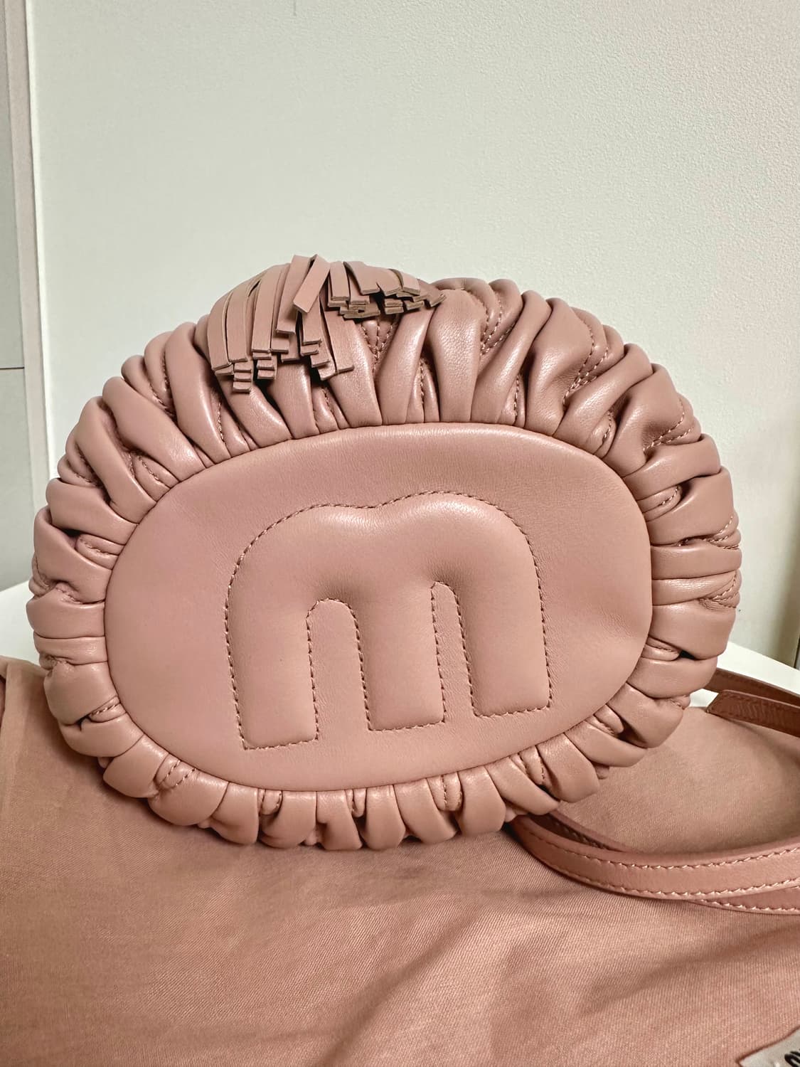 미우미우 마테라쎄 버킷백 핑크 상품이미지7