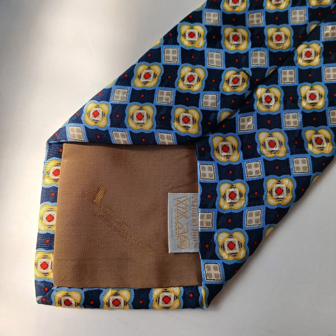 아쿠아스큐텀 네이비 옐로우 패턴 넥타이 9.9cm A+등급 E776
 상품이미지8