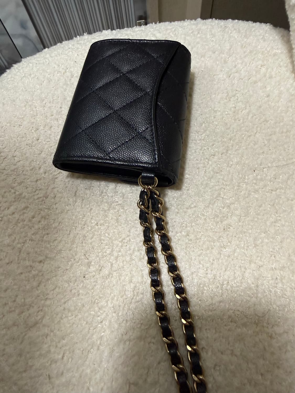 정품)샤넬 2단스트랩 캐비어자석 지갑 블랙 샴페인골드 상품이미지4