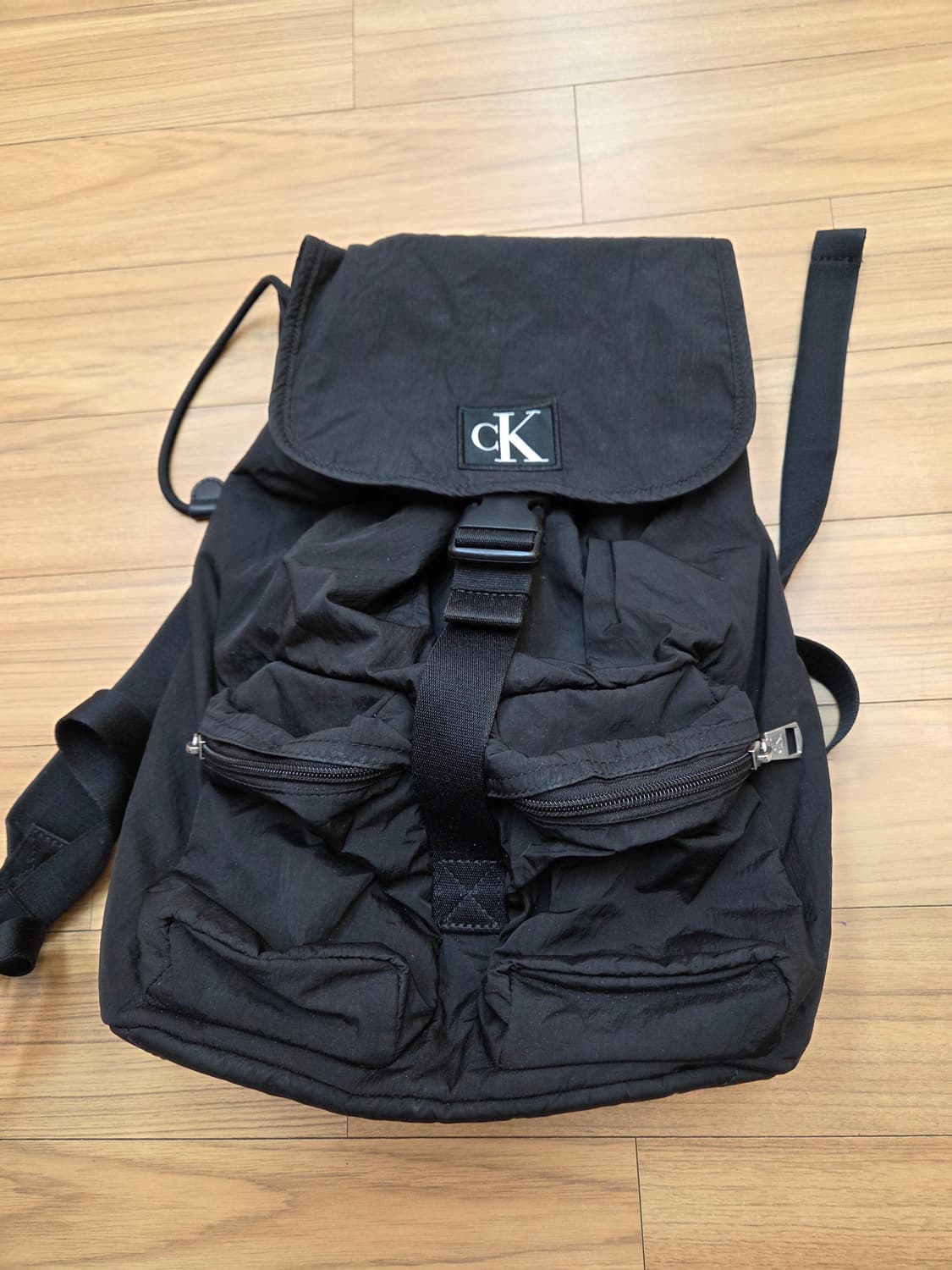 캘빈클라인 블랙 나일론 백팩입니다. 가로 약 25cm, 세로 약 37cm 상품이미지1