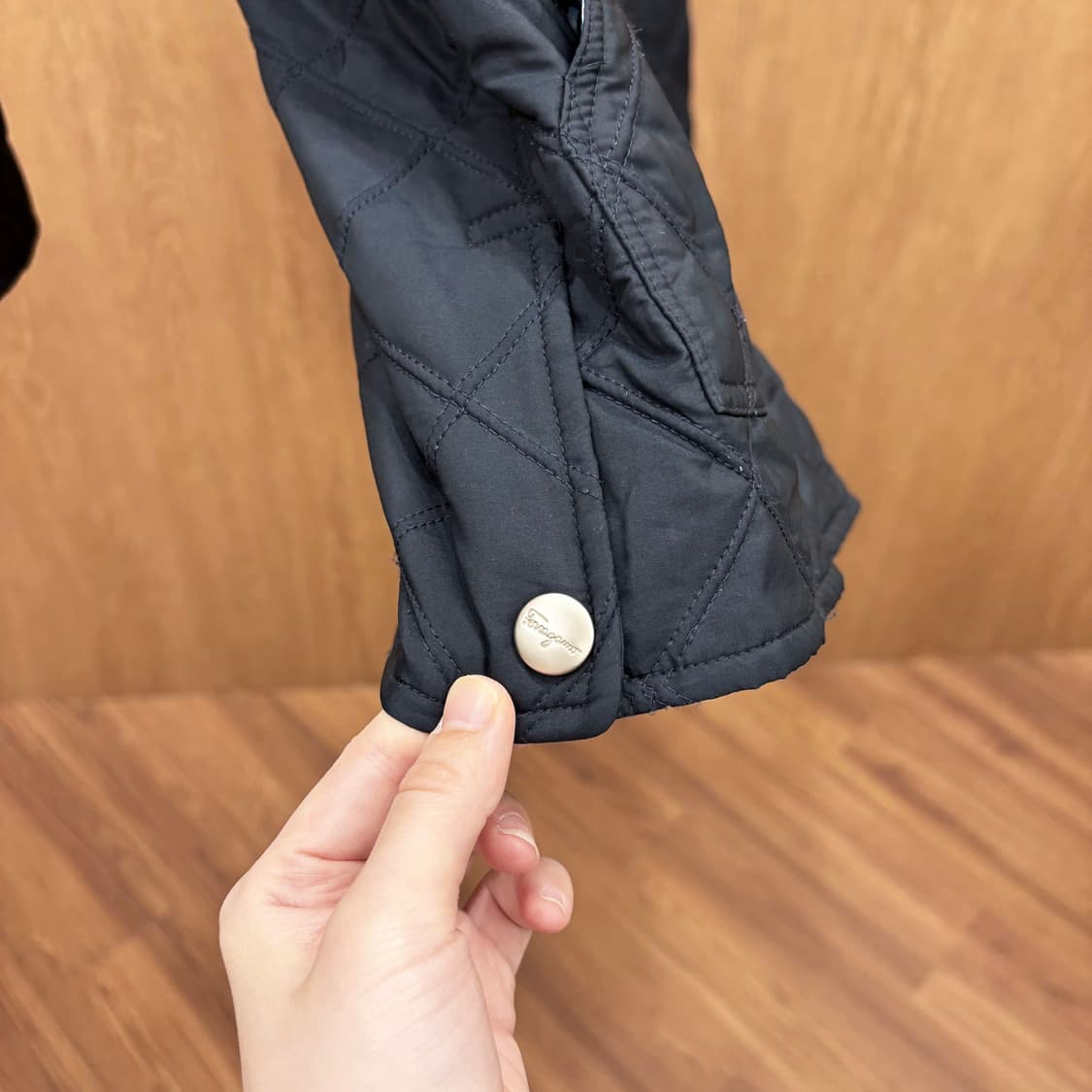 살바토레 페라가모 자켓 퀄팅 패턴 전면 포켓 로고 버튼 디테일 네이비 상품이미지7