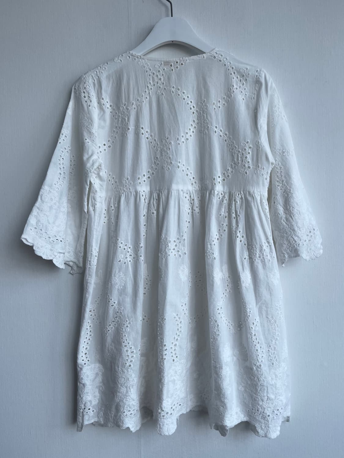 PLASTIC ISLAND 화이트 펀칭 블라우스 상품이미지4