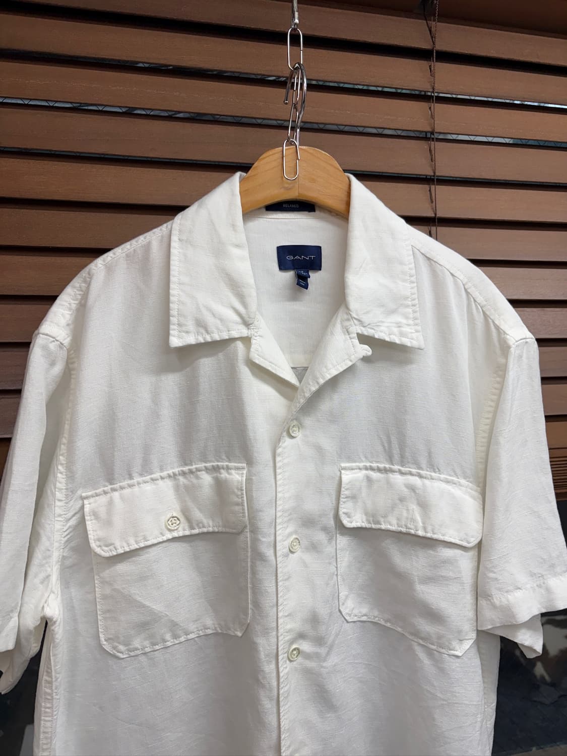 GANT 간트 화이트 오픈카라 투포켓 반팔 셔츠 상품이미지2
